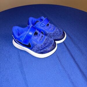 Nike tennis shoe size 6 toddler